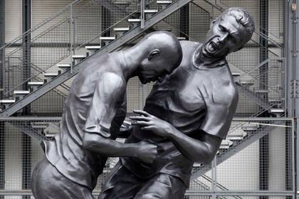 Frente al centro Pompidou, la estatua de Materazzi y Zidane