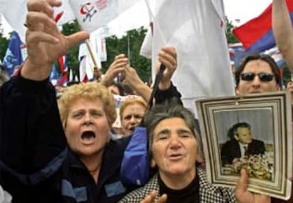 Frente al Congreso de Belgrado, simpatizantes de Milosevic protestaron por su enjuiciamiento en La Haya