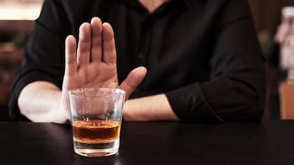Frente al consumo de alcohol, los expertos recomiendan disminuir la cantidad no solo por mantener la dieta, sino también por otros riesgos a la salud.
Foto: iStock