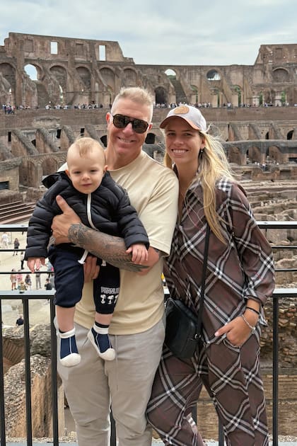 Frente
al histórico Coliseo
romano. Una foto
infaltable en el álbum
de los recuerdos. Ale
y Coni se conocieron
en la disco Tequila a
fines de 2017 y al poco
tiempo comenzaron
a vivir su gran historia
de amor.