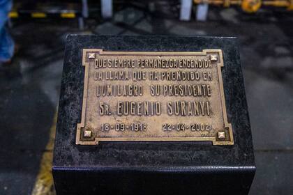 Frente al horno de fundición hay una placa para honrar a una de las personas más esenciales de la empresa: Eugenio Schlifka Suranyi