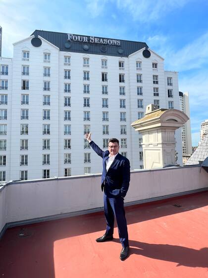 Frente al hotel de lujo que lo vio crecer y donde aún sigue trabajando