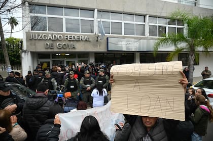 Frente al juzgado de Goya, vecinos reclamaron la aparición de Loan