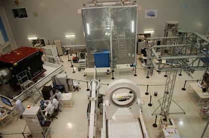 Frente al lago Nahuel Huapi, el Invap se levanta como un hito tecnológico