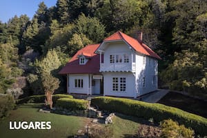 Frente al lago Nahuel Huapi, la casa está rodeada por un enorme cipresal y un jardín con rosales que fueron plantados por Rosa Frey y sus hijas.