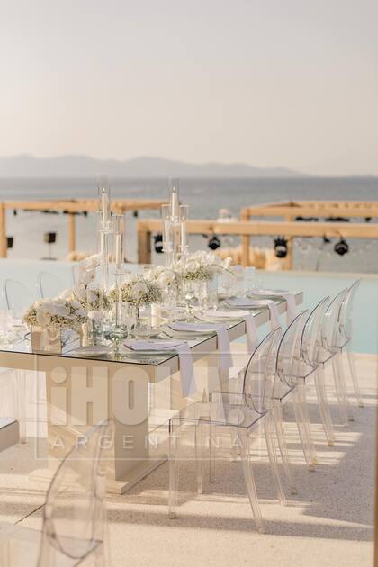 Frente al mar, la mesa a juego con el escenario natural.