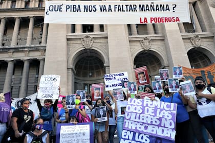 Frente al palacio de los tribunales porteños se hizo visible una vez más el reclamo por el constante ascenso de los casos más extremos de violencia de género