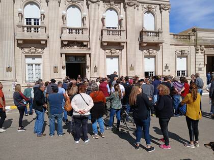 Frente al palacio municipal, la protesta en la localidad de 9 de Julio de vecinos de Naón