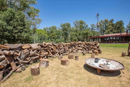 Frente al restaurante hay un gran fogonero rodeado de “pircas” altas hechas con troncos