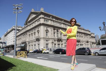 Frente al Teatro Colón, su spot favorito de la ciudad.
