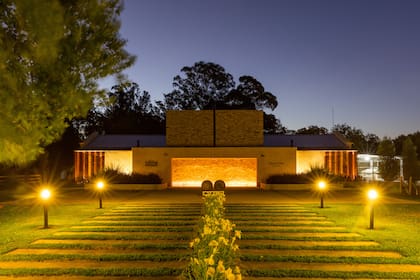 Frente de la bodega Trapiche Costa & Pampa, en Chapadmalal, que cuenta con una propuesta gastronómica asociada al vino
