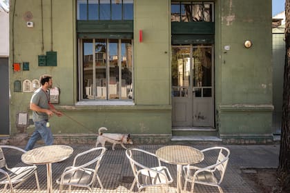 Frente de la casa en camino de demolición reconvertida en café