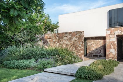 Frente de la casa, la antesala de lo que vendrá, en armonía con el resto de las vistas.