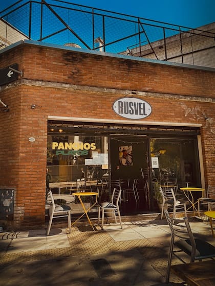 Frente de la panchería Rusvel