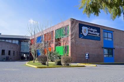 Frente de la sede Pilar del Norbridge, el colegio que decidió incorporar a varios de los chicos excluidos en otra escuela