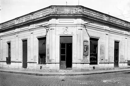 Frente del edificio de la Oficina de Correos y Telégrafos de la Nación ubicado en Leandro N. Alem y Sarmiento, el 24 de febrero de 1934.