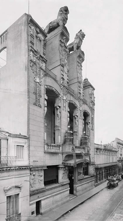 Frente del edificio del Club Español ubicado en la calle Rioja entre San Martín y Sarmiento, en Rosario, provincia de Santa Fe.