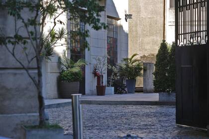 Frente del edificio donde Amado Boudou cumple su arresto domiciliario en la calle Feijoo 735 en el barrio de Barracas