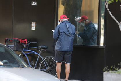 Frente del edificio donde Amado Boudou cumple su arresto domiciliario en la calle Feijoo 735 Barracas