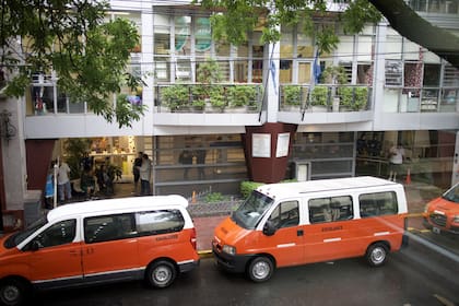 Frente del edificio principal del instituto, en Guardia Vieja 4541, donde ingresan y egresan las combis que trasladan a los estudiantes cada día