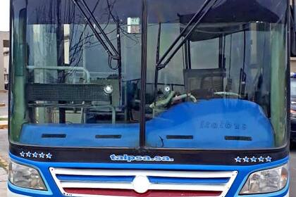 El frente del colectivo en el que murió baleada Sandra Rivas en Esteban Echeverría; en la luneta delantera se observa el impacto de dos de los proyectiles disparados por el agente Lucas Santillán, de la Policía de la Ciudad