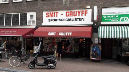 Frente del local, santuario del futbolista