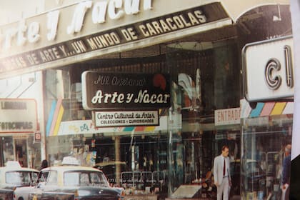 Frente del salón Arte y Nácar, calle San Luis 1771 donde se exhibía la colección antes de que surgiera el Museo del Mar.