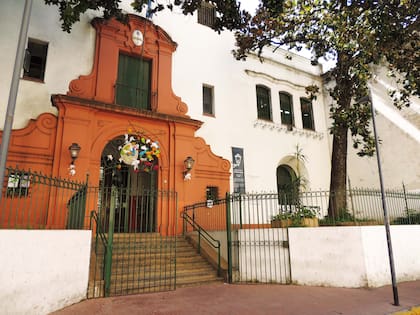 Frente sobre la calle Humberto I. Las magnolias de la entrada fueron plantadas por los padres betlemitas.