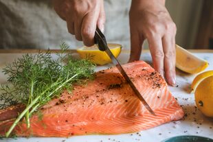 En un estudio publicado en Frontiers in Aging Neuroscience informa que las personas que comen pescado regularmente tienden a tener más materia gris en el cerebro