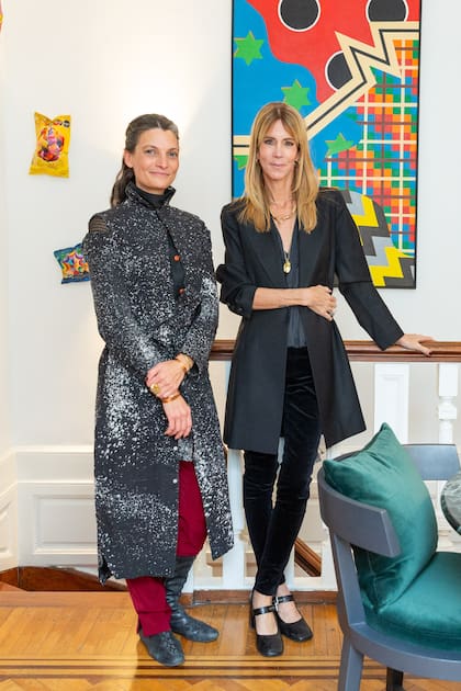 Fresia Carnota, alma mater de Liga Buenos Aires, la galería de arte que funciona dentro del Estudio de Arquitectura y Diseño Interior de Xime Fontán Balestra, que sonríe a su lado.