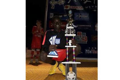 Frey, a menos de un mes de su llegada forma parte del equipo de fútbol de Río Tercero que salió campeón