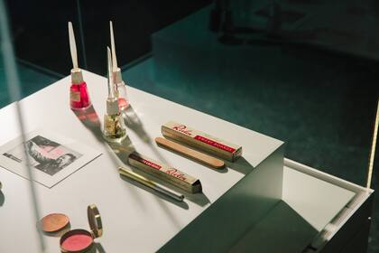 Objetos personales de Frida Kahlo, como el maquillaje, se exponen en el museo de Brooklyn