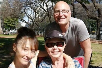 Frida con dos de sus hijos, celebra el día de la madre tras el alta y la rehabilitación, este año. La otra hija que vive en Francia y los nietos saludaron por zoom.