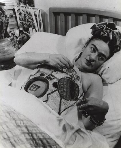 Frida Kahlo en el hospital ABC, México D.F., 1950.