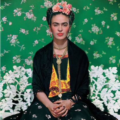 Frida Kahlo rompió barreras y desafío las normas convencionales, pero tras su muerte su imagen ha sido usada para promover gran cantidad de productos comerciales.