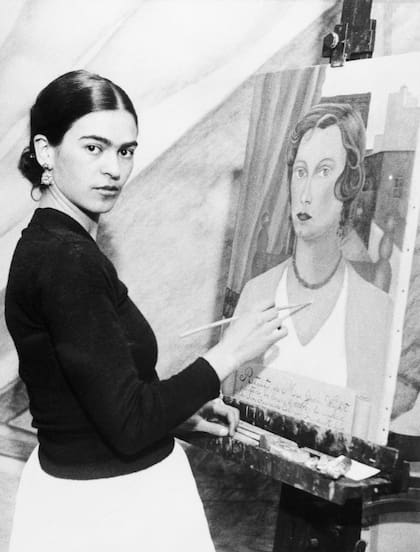 Frida Kahlo solía pintar autorretratos entre sus obras sobre la vida y cultura mexicana