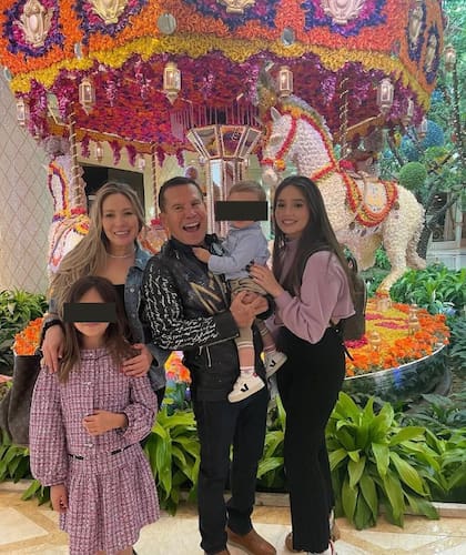 Frida Muñoz en compañía de sus tres hijos y Julio César Chávez. Foto: Frida Muñoz, Instagram