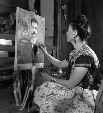 Frida pintando a su padre, Guillermo Kahlo, nacido en Alemania