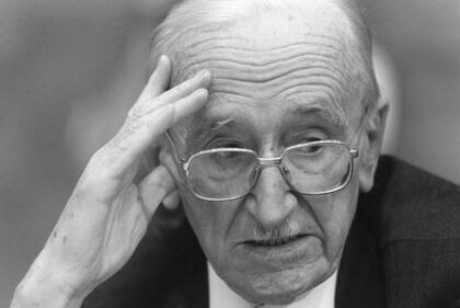 Friedrich Hayek en “Camino de servidumbre” advierte sobre los peligros del control estatal excesivo y defiende la importancia de la libertad individual para la creatividad y el progreso