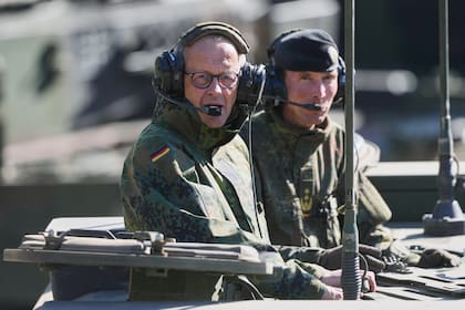 Friedrich Merz conduce un vehículo blindado Boxer durante su visita al Ejército en la base de la Bundeswehr en Münster, el jueves pasado