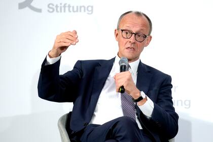Friedrich Merz, líder de la oposición alemana y presidente del partido Unión Demócrata Cristiana (CDU), habla en el Diálogo de Líderes Globales en Berlín, Alemania, el jueves 23 de enero de 2025. (AP Foto/Ebrahim Noroozi)