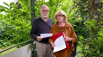 Friedrich-Wilhelm K y su esposa Jutta han iniciado un registro diario de cuando el gallo canta (Imagen: Ralf Meier/ BILD)