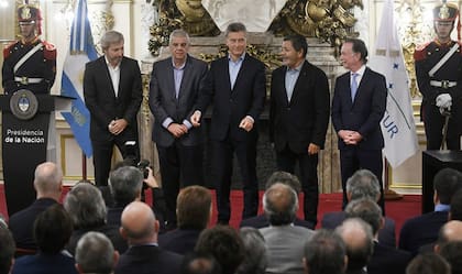 Frigerio, Lingeri, Macri, Martínez y Wagner, ayer en la Casa Rosada, durante el anuncio de planes de vivienda