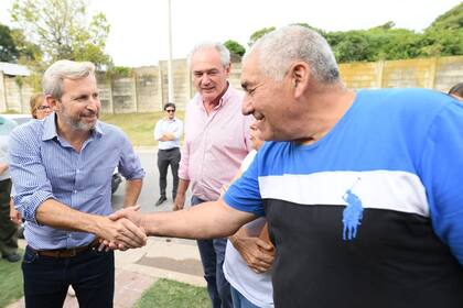 Frigerio y Benedetti, candidato a gobernador de Cambiemos, durante una recorrida ayer por Entre Ríos