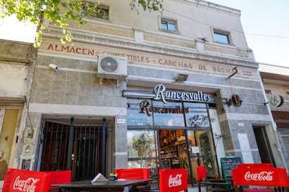 Frigorífico Roncesvalles, empresa familiar tradicional del barrio de Versailles, que tiene la especialidad del Jamón Crudo con un secadero propio en el histórico club de bochas.