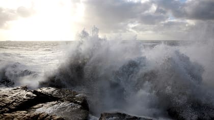 Soñar con olas gigantes señala la importancia de afrontar los problemas y no escapar de ello