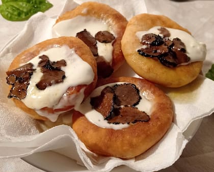 Fritelle con rodajas de trufas Boscovivo de Arezzo.