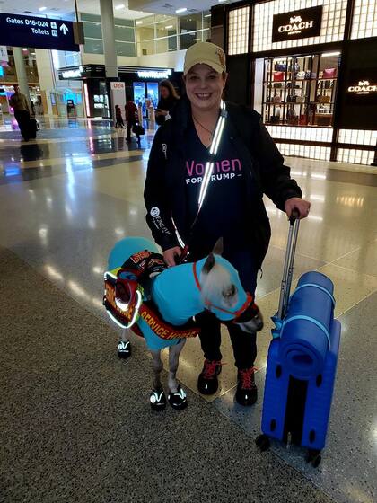 Froese junto a Fred al llegar a destino