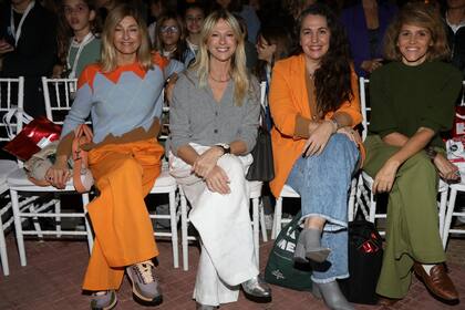 Front row en la vereda: Carola Reyna, Claudia Fontán, Narda Lepes y María Freytes.