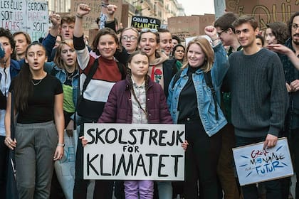 Greta, con estudiantes franceses y su cartel emblemático: “Huelga escolar por el clima”